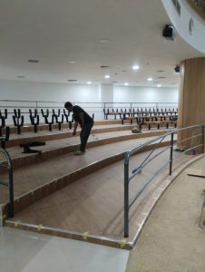 proses pengaturan jarak kaki biasa 55-65cm kursi auditorium