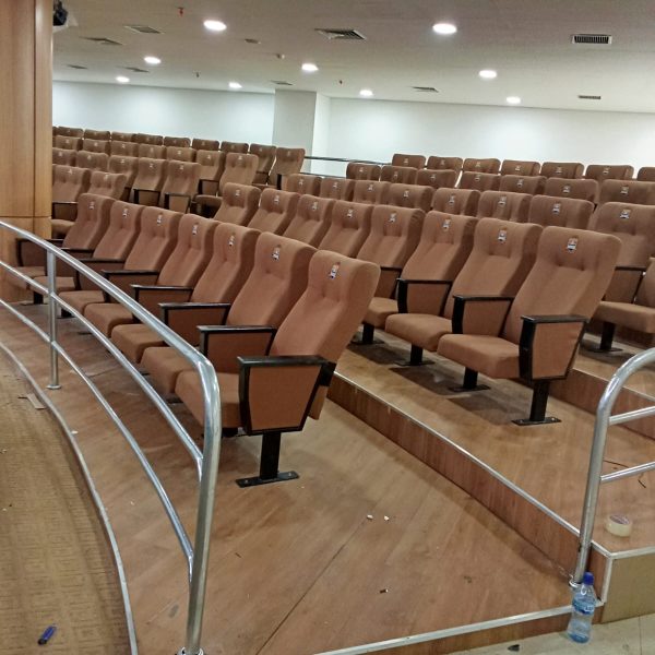 instalasi-kursi-auditorium-tribun-bertingkat-fuku-cokelat