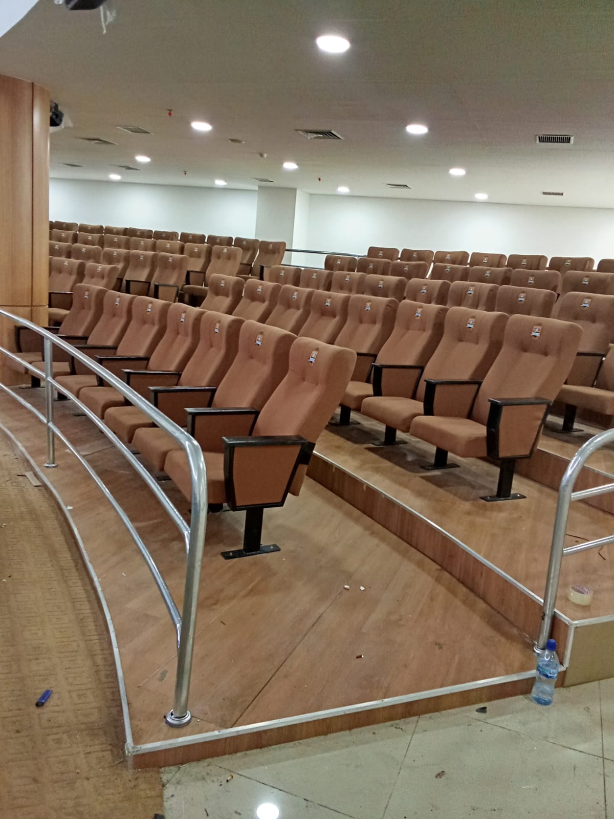 instalasi-kursi-auditorium-tribun-bertingkat-fuku-cokelat