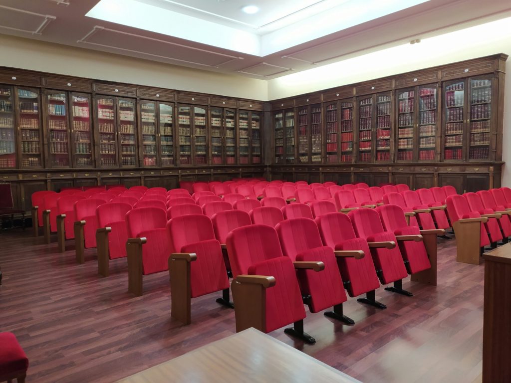 pemasangan-kursi-auditorium-red-velvet-fuku-di-bandung-barat