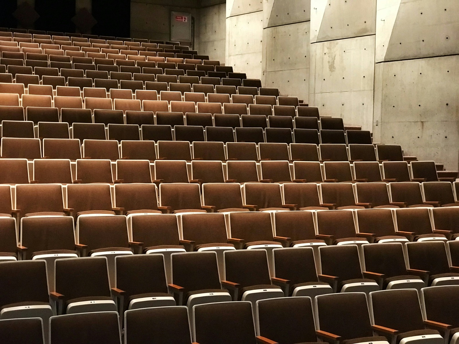 panduan-teknis-perawatan-kursi-auditorium-bioskop-aula-fuku