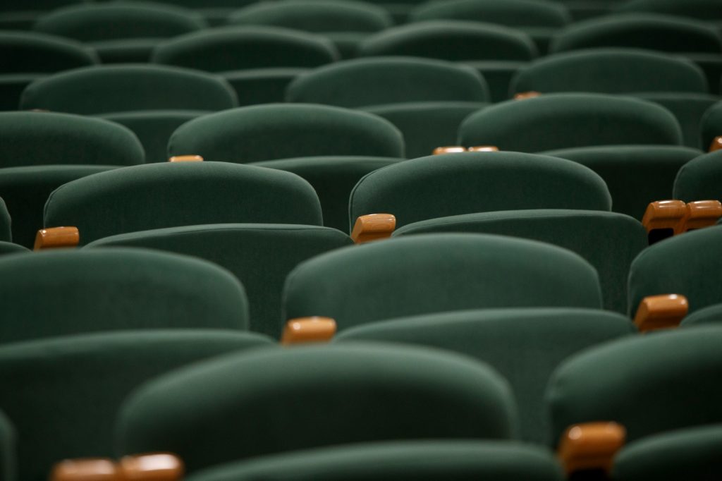 analisis-perbedaan-busa-cold-cure-dan-busa-biasa-kursi-auditorium-fuku
