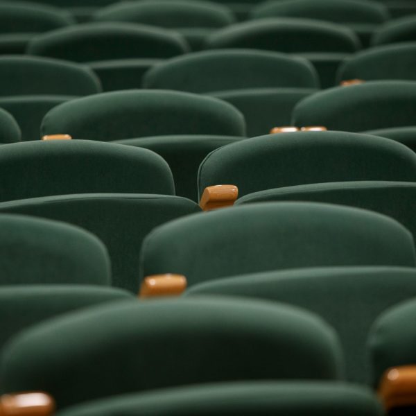 analisis-perbedaan-busa-cold-cure-dan-busa-biasa-kursi-auditorium-fuku