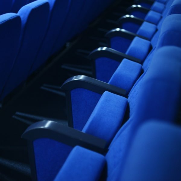 kursi auditorium teater biru