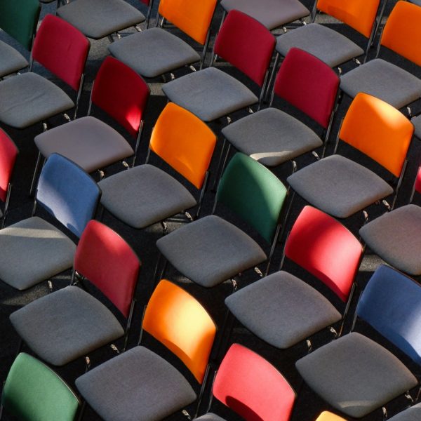 tata-letak-kursi-auditorium-susun-aula-serbaguna-fuku-warna-warni