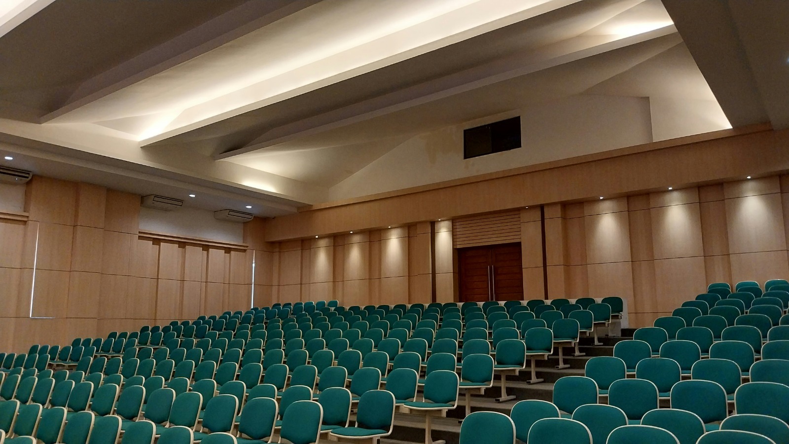 standar-dimensi-dan-ukuran-kursi-auditorium-gedung-modern