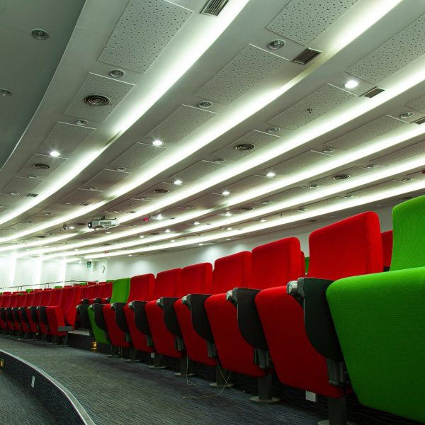 tata-letak-kursi-auditorium-melengkung-merah-hijau-fuku-curved-amphitheater