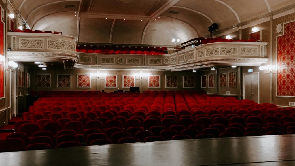 tata-letak-kursi-teater-klasik-gedung-opera-merah-fuku-balkon-bertingkat