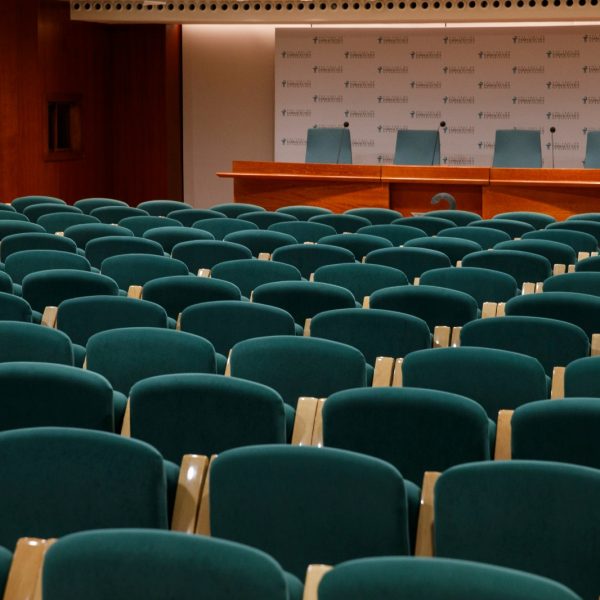 tata-letak-kursi-auditorium-aula-simposium-hijau-tosca-fuku-kayu-natural