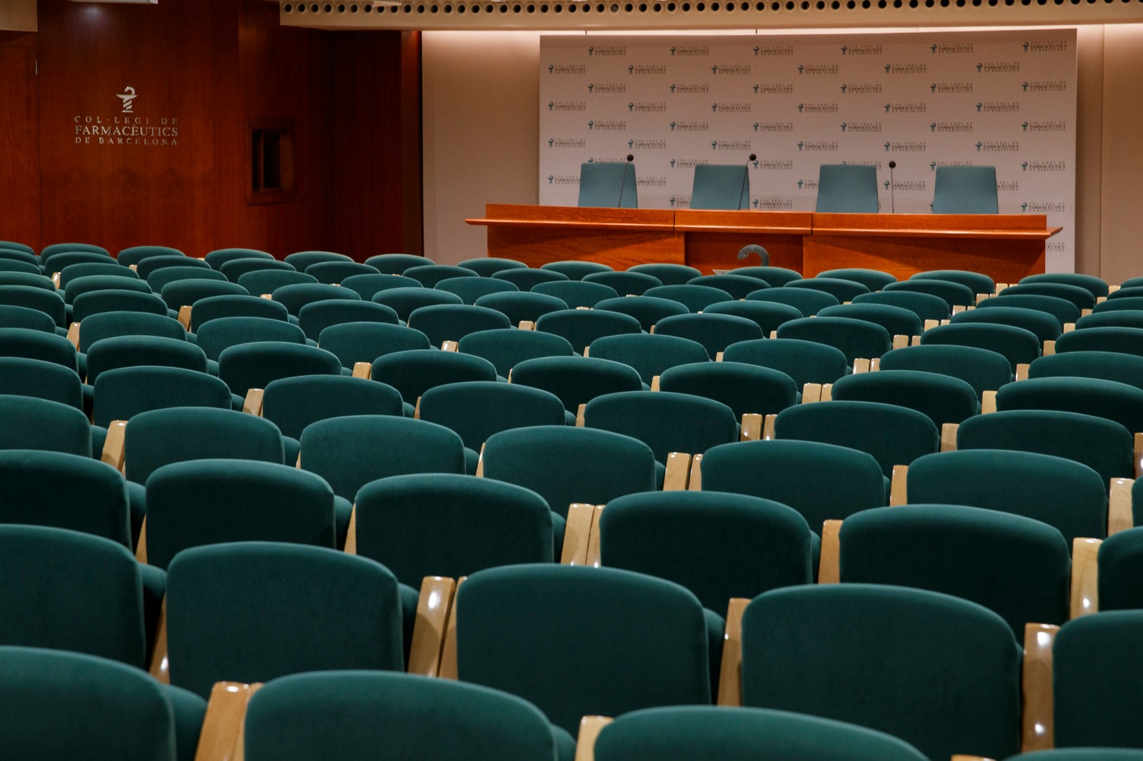 tata-letak-kursi-auditorium-aula-simposium-hijau-tosca-fuku-kayu-natural