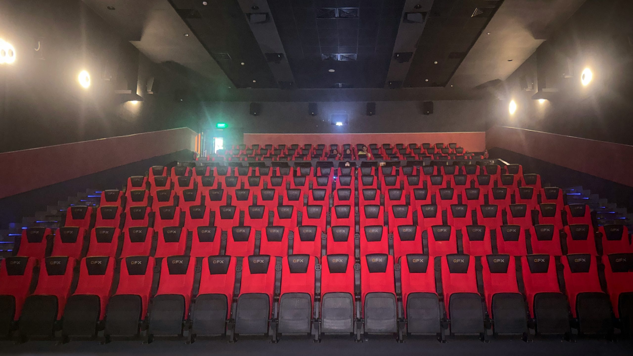 tata-letak-kursi-bioskop-komersial-merah-hitam-fuku-multiplex-cinema