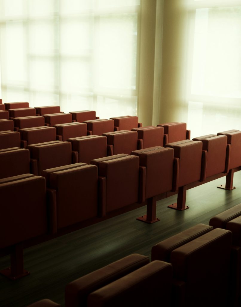pemasangan-kursi-auditorium-minimalis-fuku-di-jakarta-utara