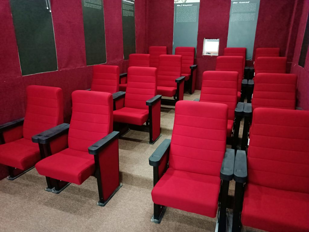 tata-letak-kursi-mini-bioskop-privat-merah-fuku-screening-room