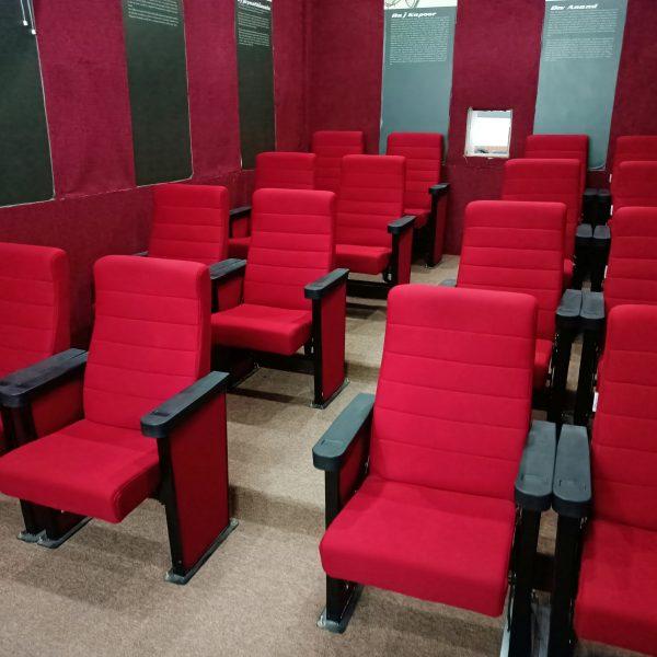 tata-letak-kursi-mini-bioskop-privat-merah-fuku-screening-room