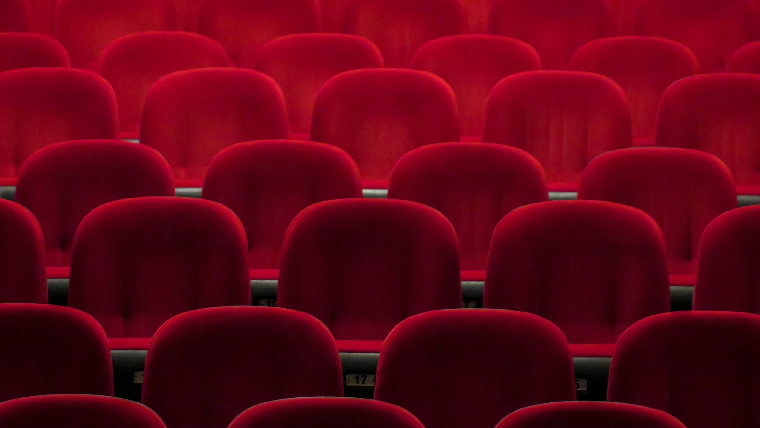 pemasangan-kursi-auditorium-red-velvet-series-gedung-kesenian