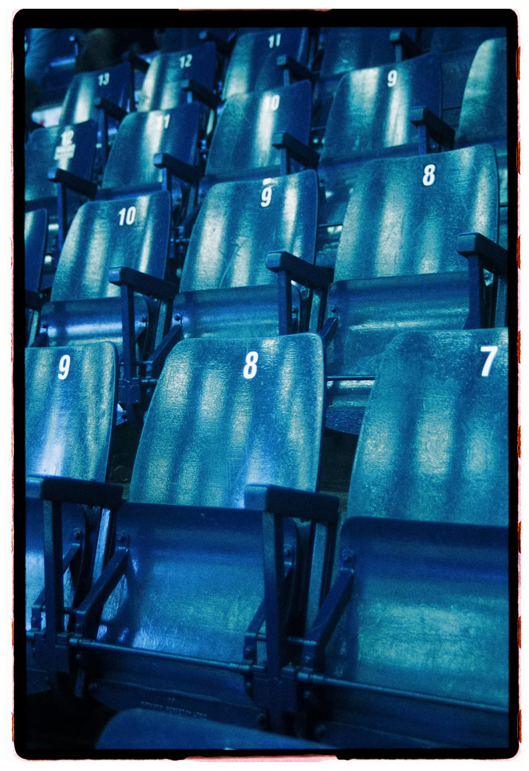 kursi-auditorium-stadion-dan-teater-arena-tip-up-biru-fuku