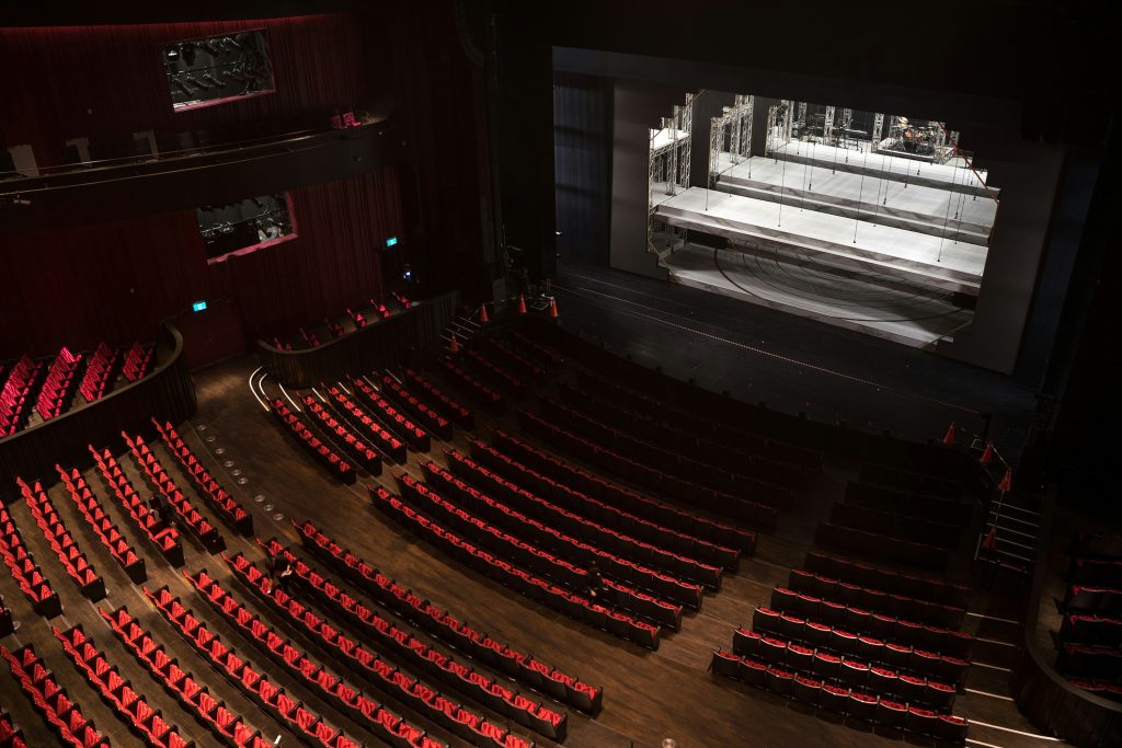 panduan-pemilihan-kursi-auditorium-bioskop-teater-modern