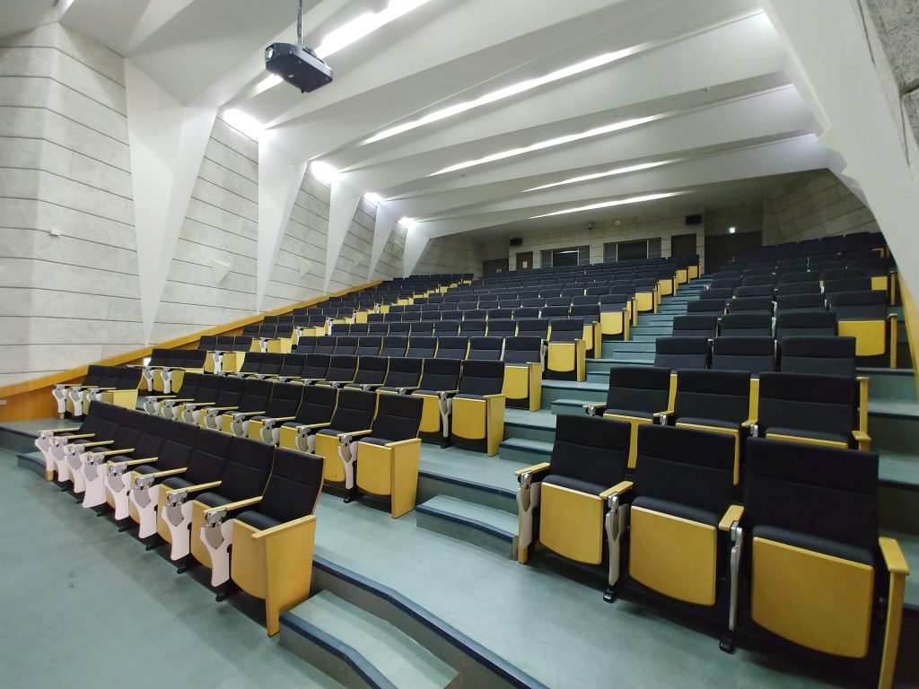 pemasangan-kursi-auditorium-meja-lipat-fuku-di-jakarta