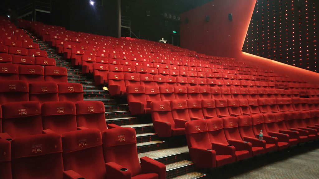 tata-letak-kursi-bioskop-bertingkat-mega-teater-merah-fuku-tiered-cinema