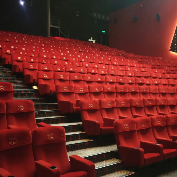 tata-letak-kursi-bioskop-bertingkat-mega-teater-merah-fuku-tiered-cinema