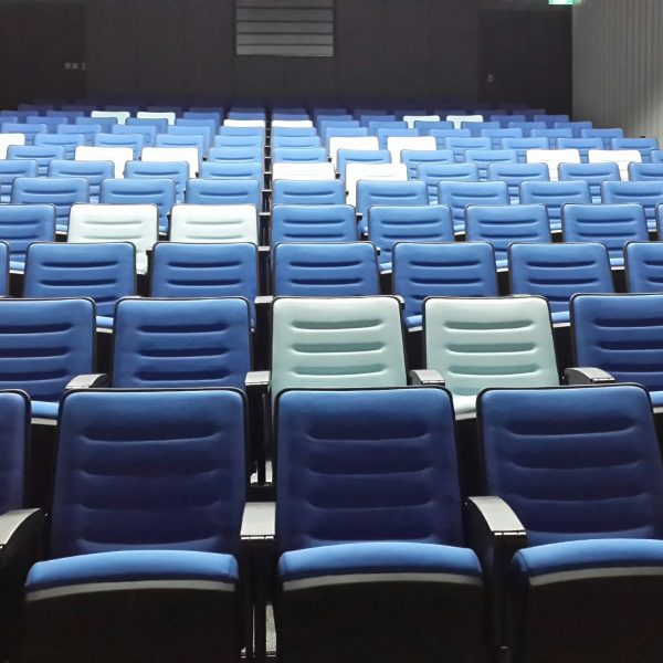 penataan kursi auditorium modern warna biru bertingkat