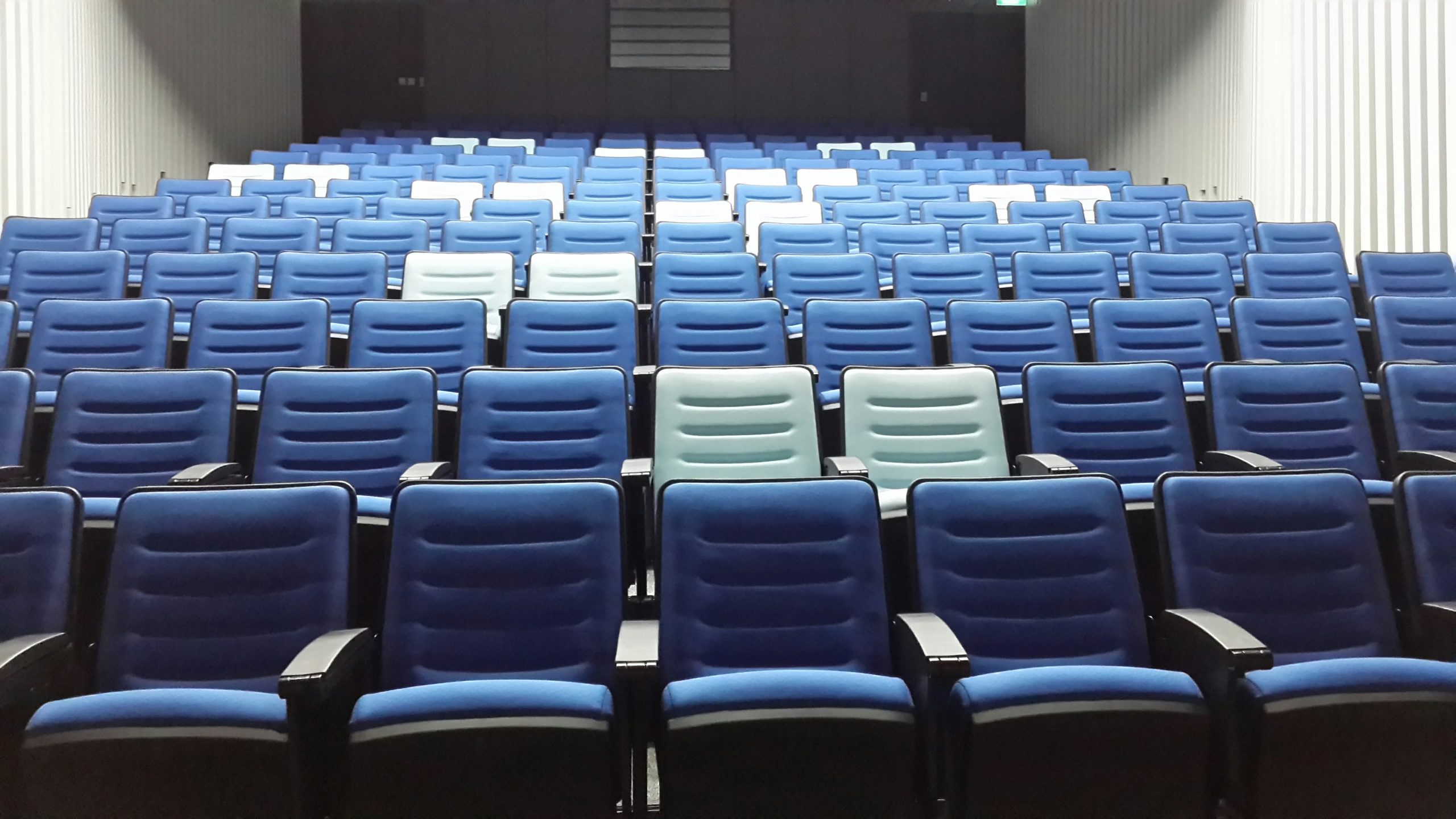 penataan kursi auditorium modern warna biru bertingkat